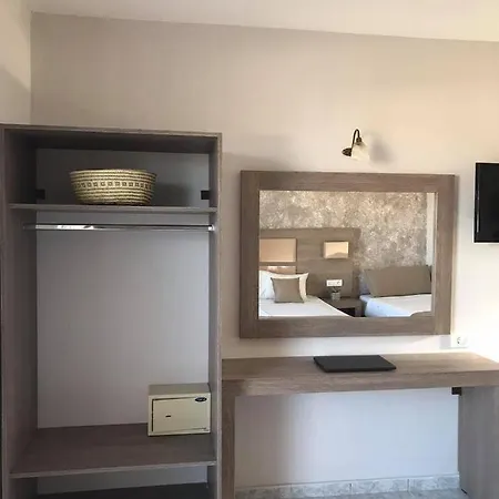 Derekas & Hotel Laganas