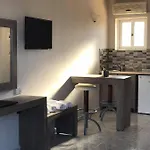 Derekas & Hotel *