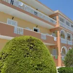 Derekas & Hotel *
