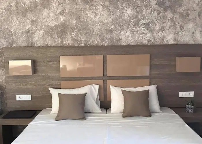 Derekas & Hotel